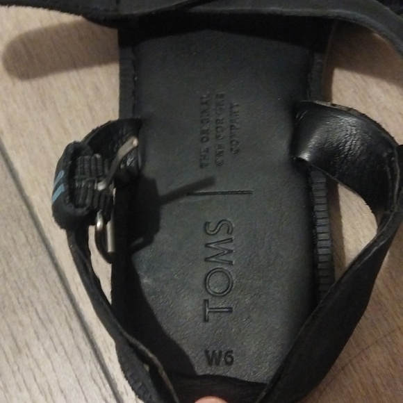 2/15$**TOMS** leather sandals - Picture 2 of 6